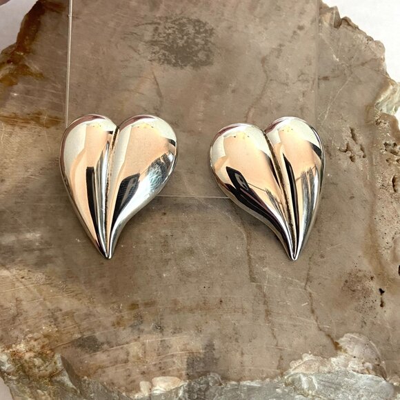 Sterling Silver 925 1.19" Asymmetrical Curved Puffy Heart Stud Earrings - Picture 12 of 16